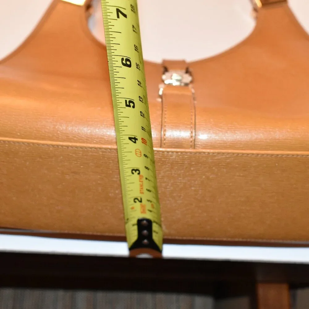 Vintage Gucci Bardo hobo bag in camel leather with the piston-lock closure